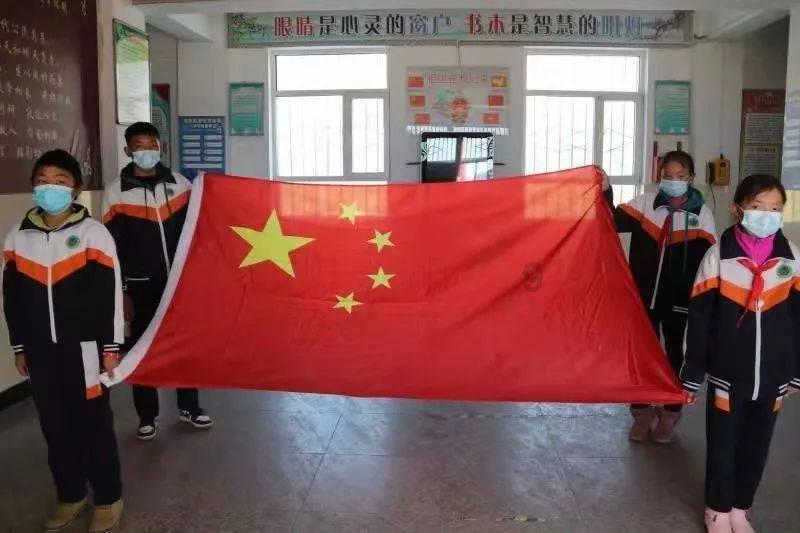 铁笼中的小鹿逃脱